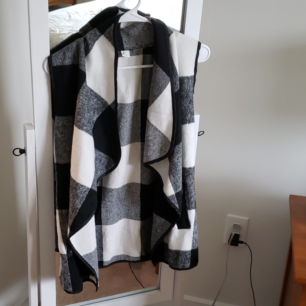 Black and white gingham fall vest, New without tag